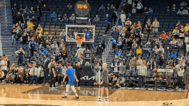 开云官方平台-勇士球迷蹲守82场,终于拍到库里热身"作弊码"